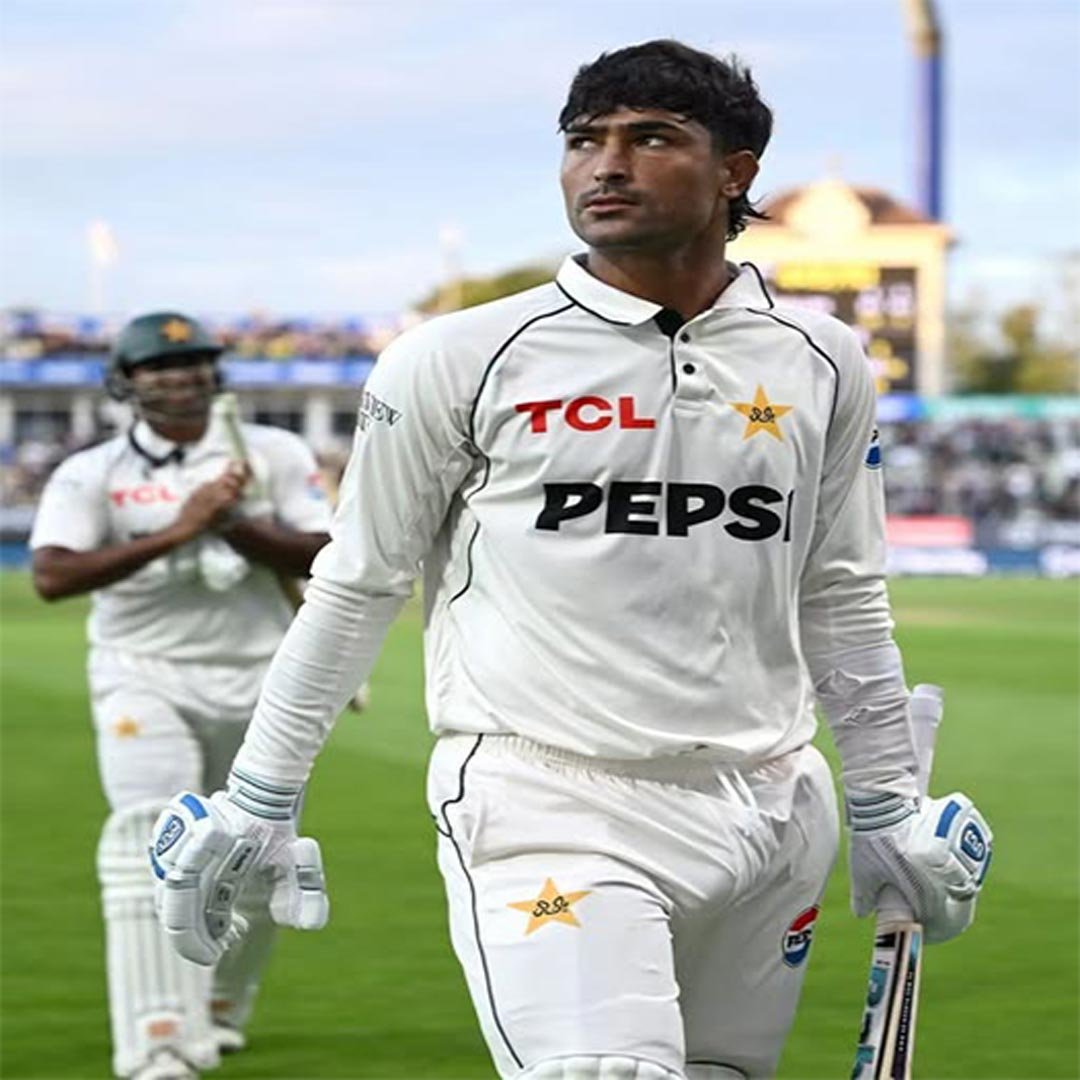 رضا اللہ انگلینڈ کے خلاف بیٹنگ کرتے ہوئے